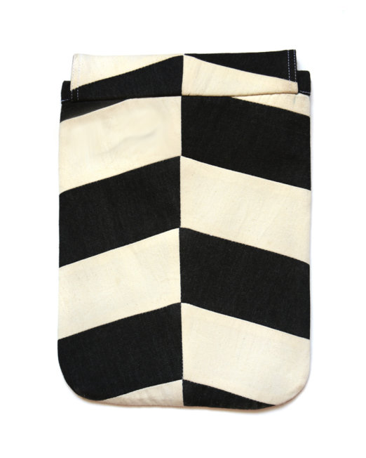 had_crafted_eco_deim_laptop_sleeve_fins_pattern_black_back